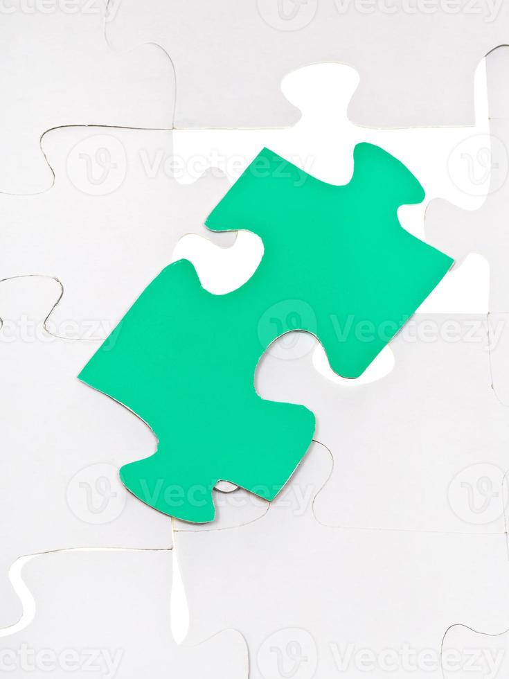 peça verde no espaço livre de quebra-cabeças montados foto