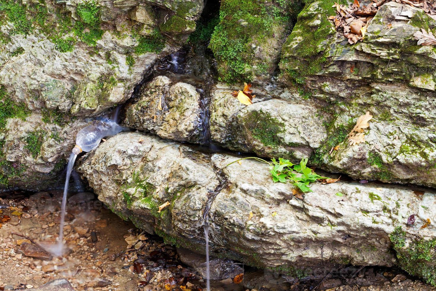 primavera de prata nas montanhas do cáucaso foto