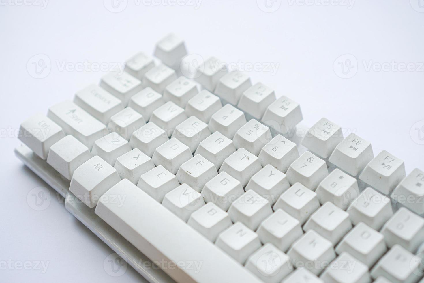 teclado de computador branco usado que não é usado até ficar empoeirado foto
