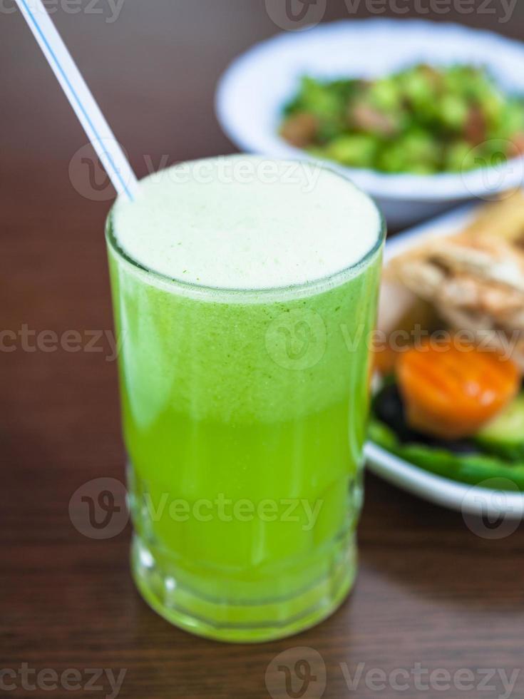 suco fresco frio de limão e hortelã em vidro foto