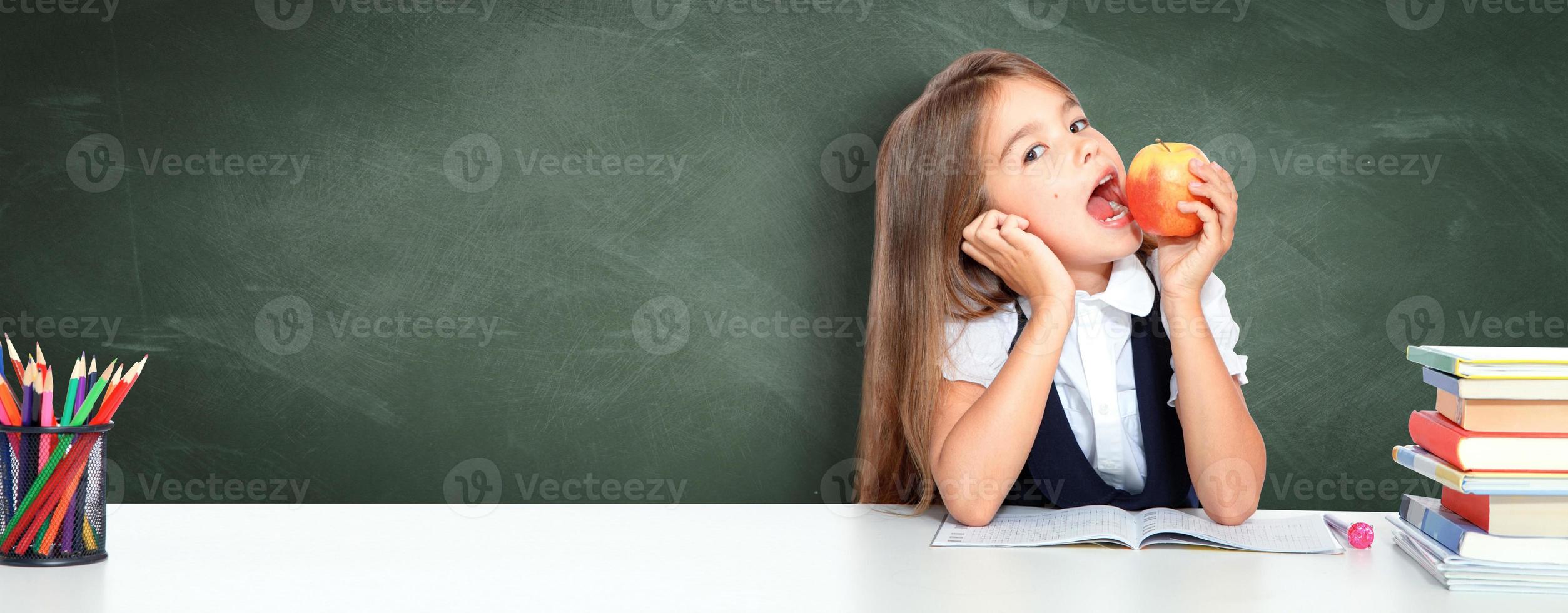 retrato de menina da escola adolescente moderna, feliz e fofa. foto