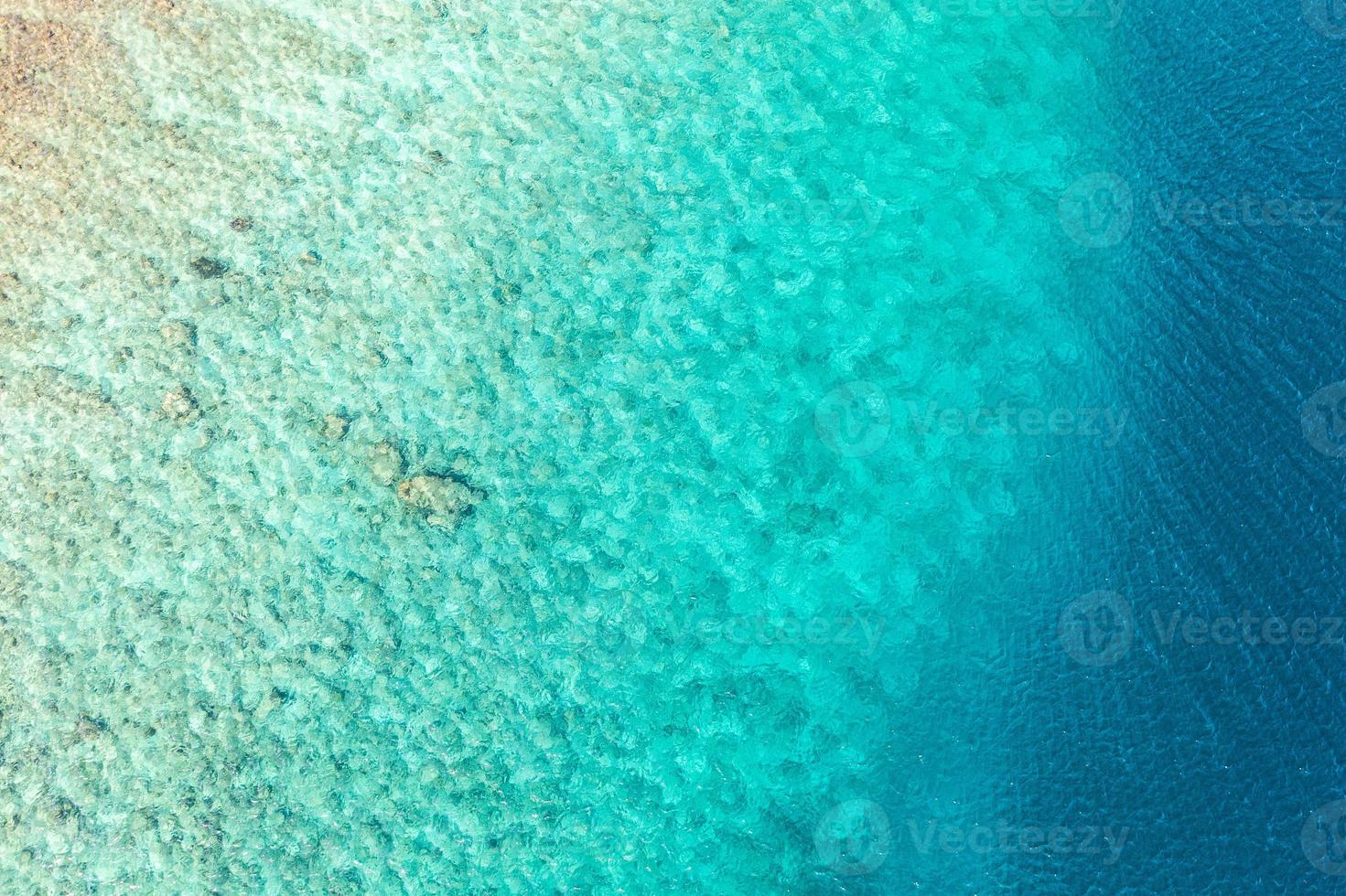 incrível paisagem natural de verão. deslumbrante praia ensolarada, relaxante e inspirador modelo de férias na praia. lagoa oceânica rasa com recifes de corais e tons de azul incríveis. mar abstrato foto