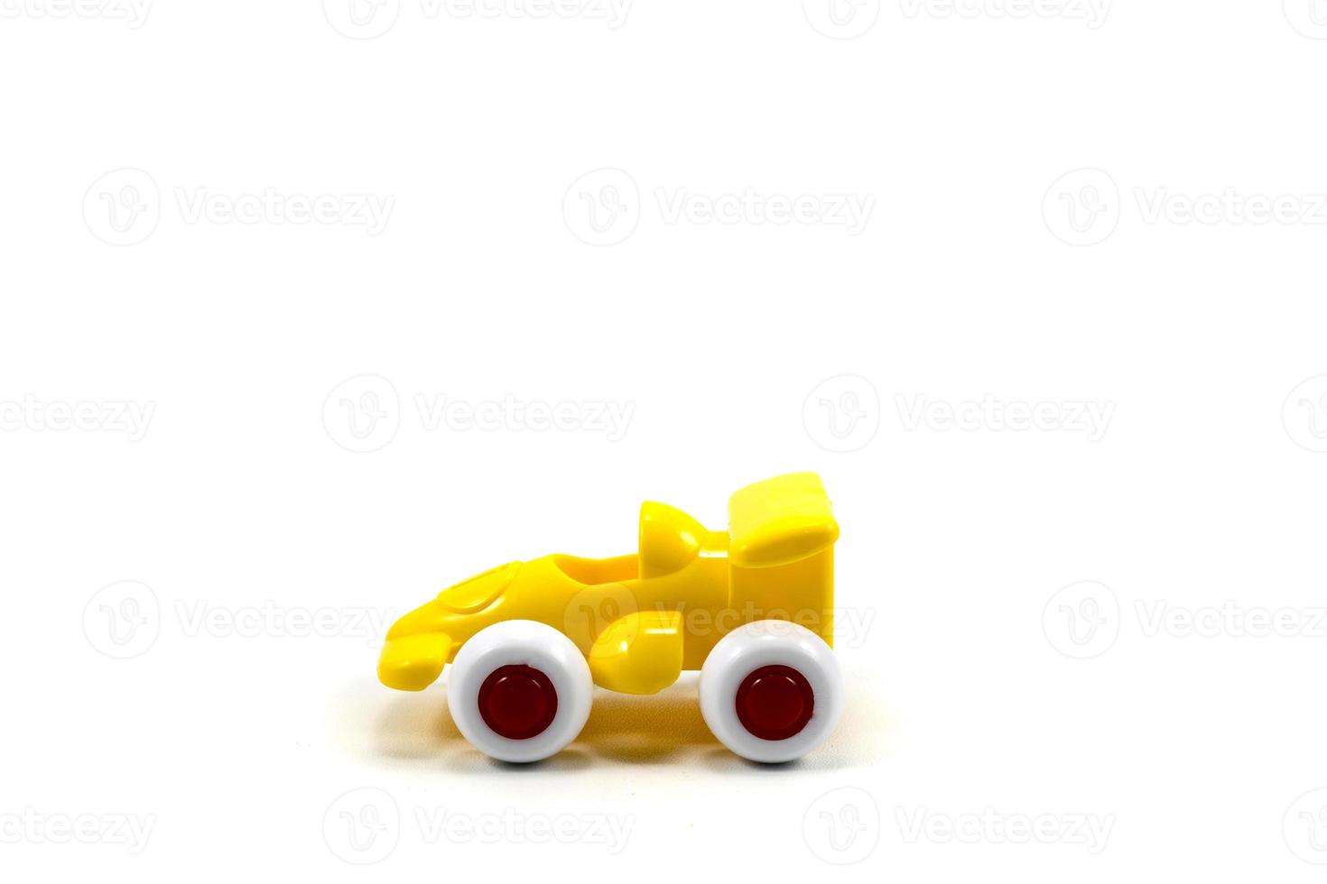 carro de corrida de brinquedo de plástico de tinta amarela com o número um isolado em branco foto