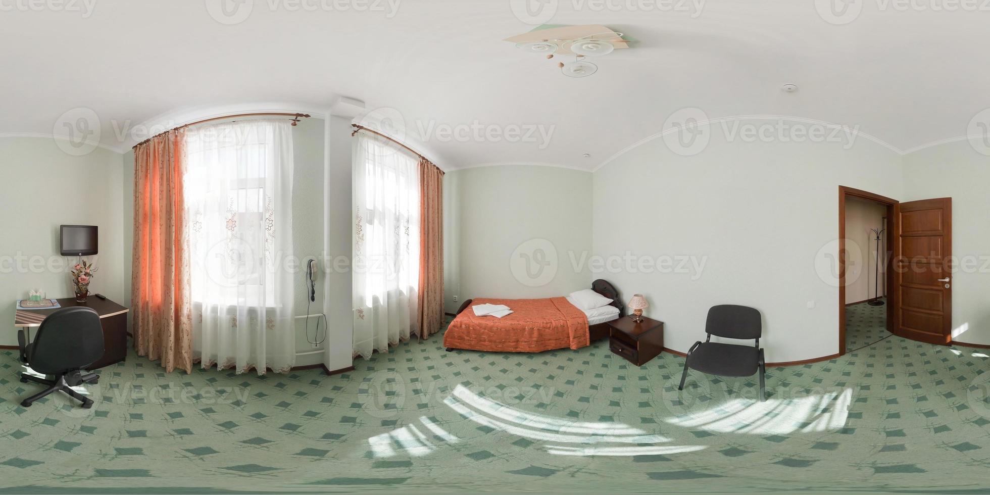 panorama 360 sem costura no interior do quarto de albergue barato, apartamento ou apartamentos com cadeiras e mesa em projeção equirretangular com zênite e nadir. conteúdo vr foto