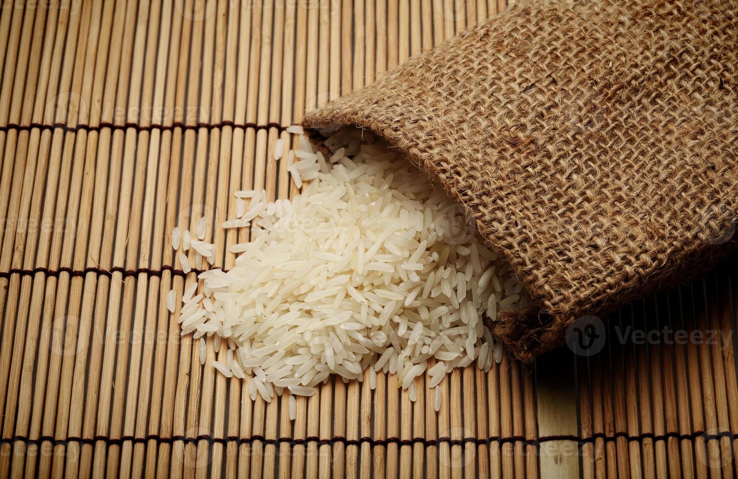 arroz cru branco em saco pequeno foto