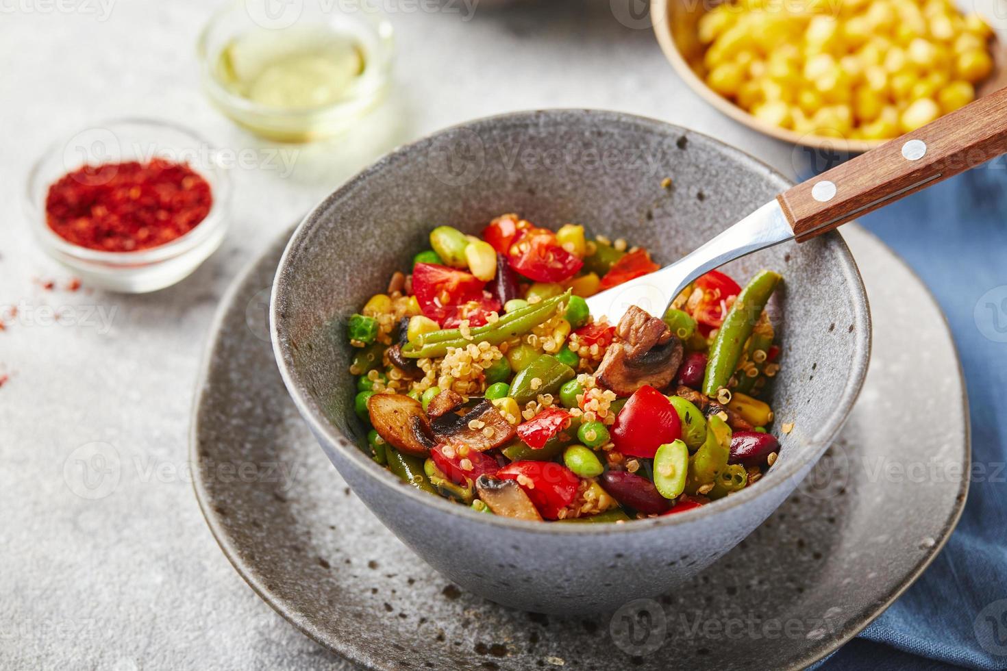 quinoa com feijão verde, tomate, champignon frito, milho, pimentão vermelho, ervilha e soja. mistura de vegetais saudável foto