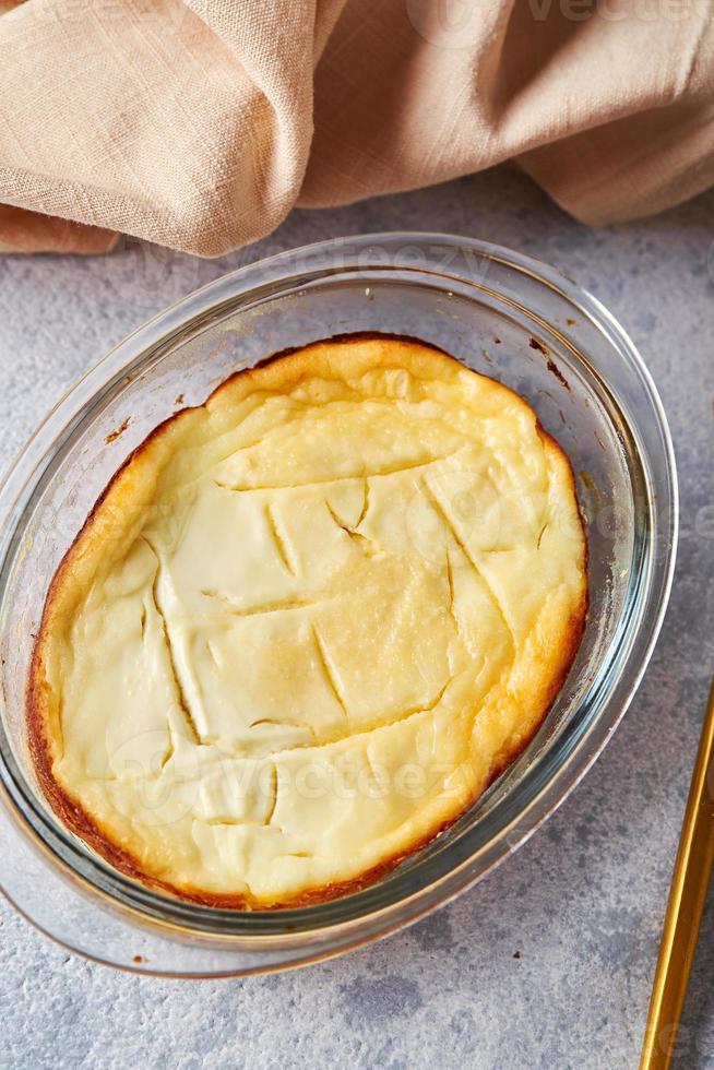 deliciosa caçarola de queijo cottage em formas de vidro porcionado com creme de leite. cozinha tradicional russa no café da manhã - zapekanka foto