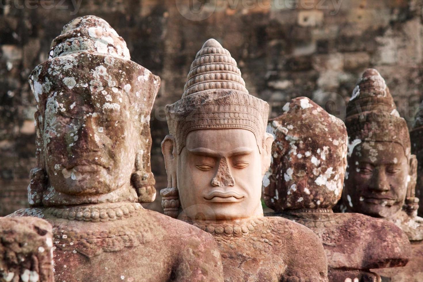 cabeças antigas de deuses hindus em angkor foto
