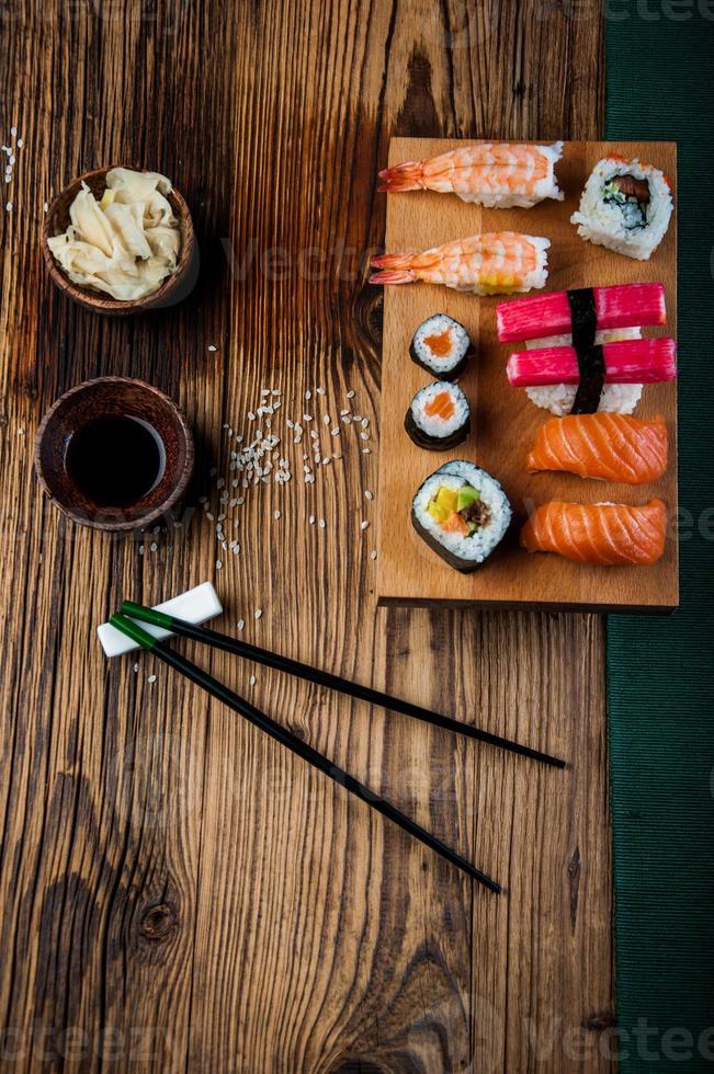 conjunto de sushi saboroso, fresco e saudável foto