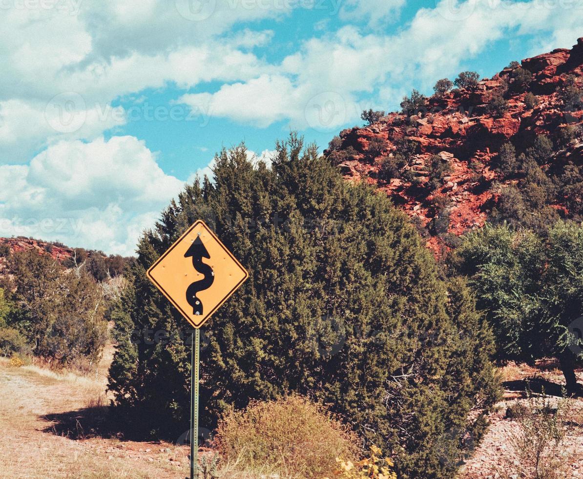 sinais de trânsito na estrada foto