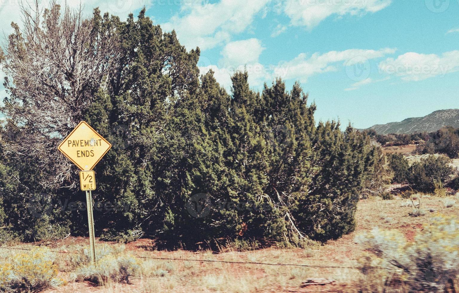 sinais de trânsito na estrada foto