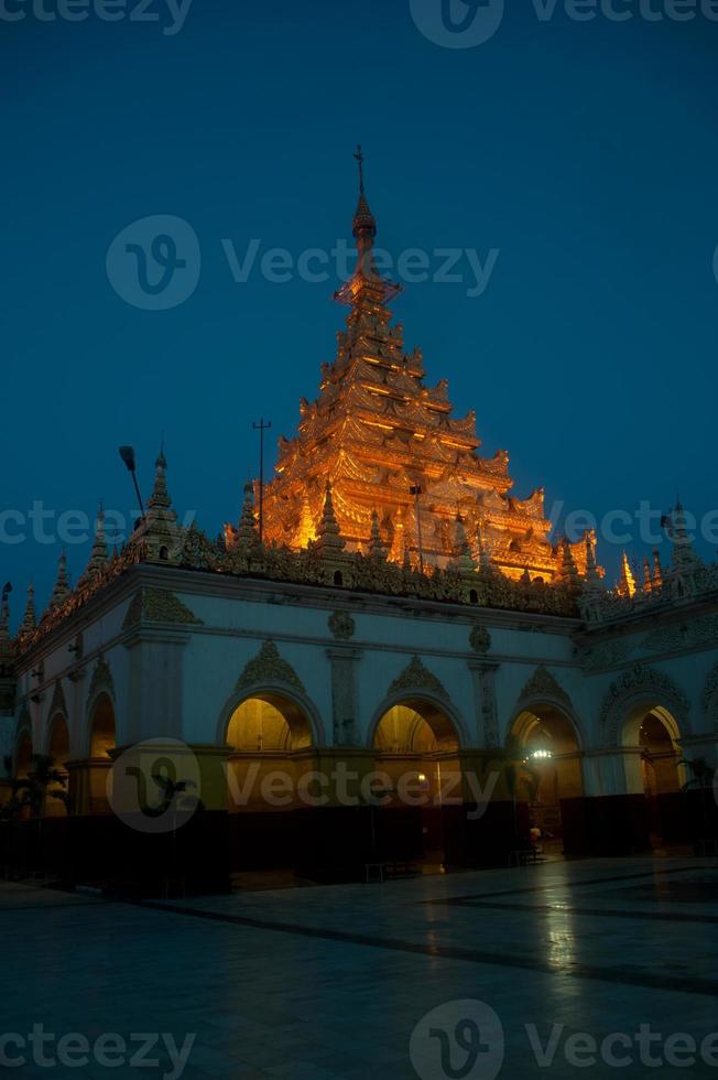 pagode maha muni na cidade de mandalay, myanmar. foto
