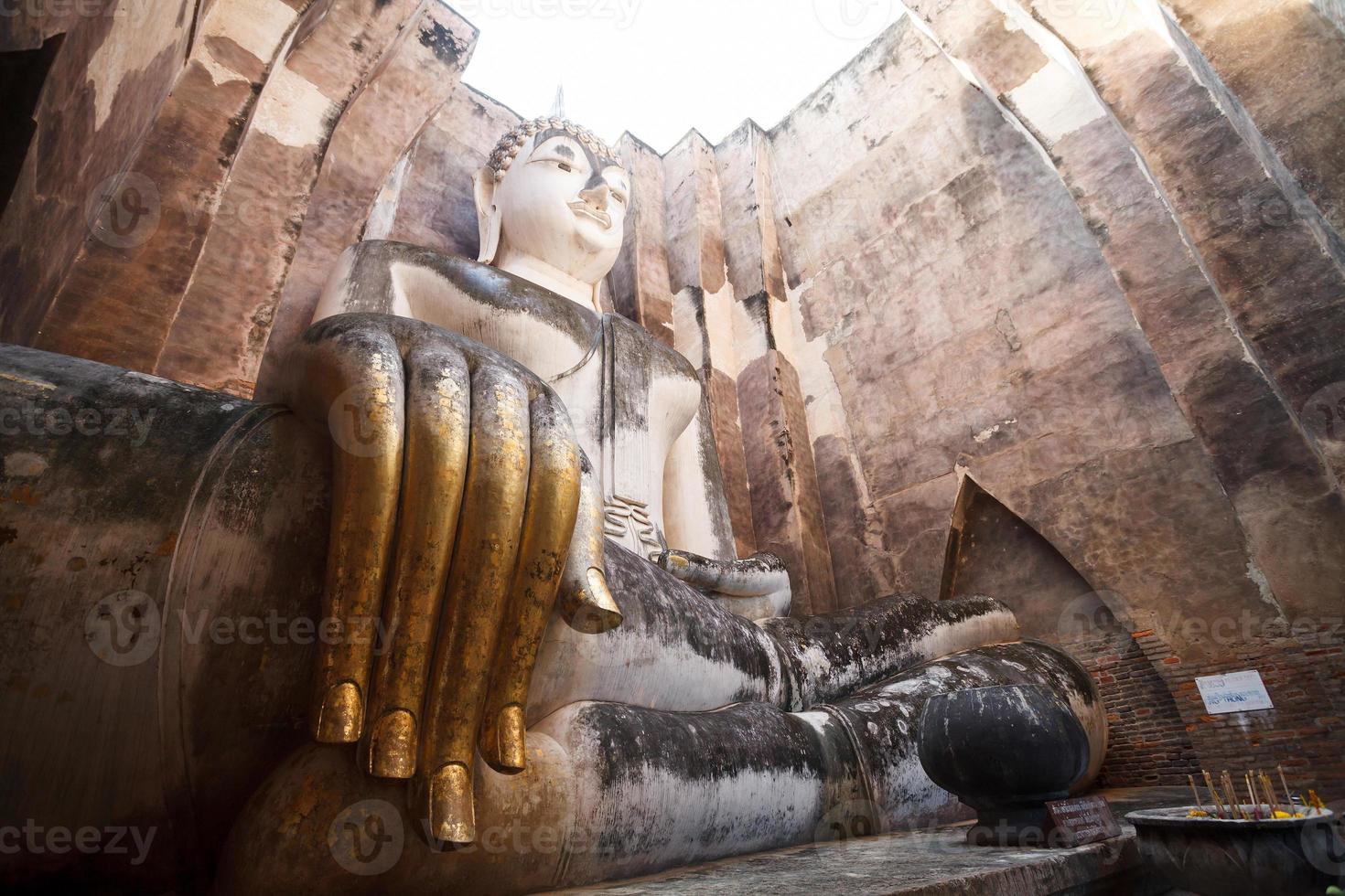antiga estátua de Buda. parque histórico de sukhothai, tailândia foto