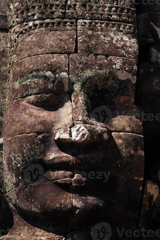 rosto enorme no templo de bayon, angkor, camboja foto