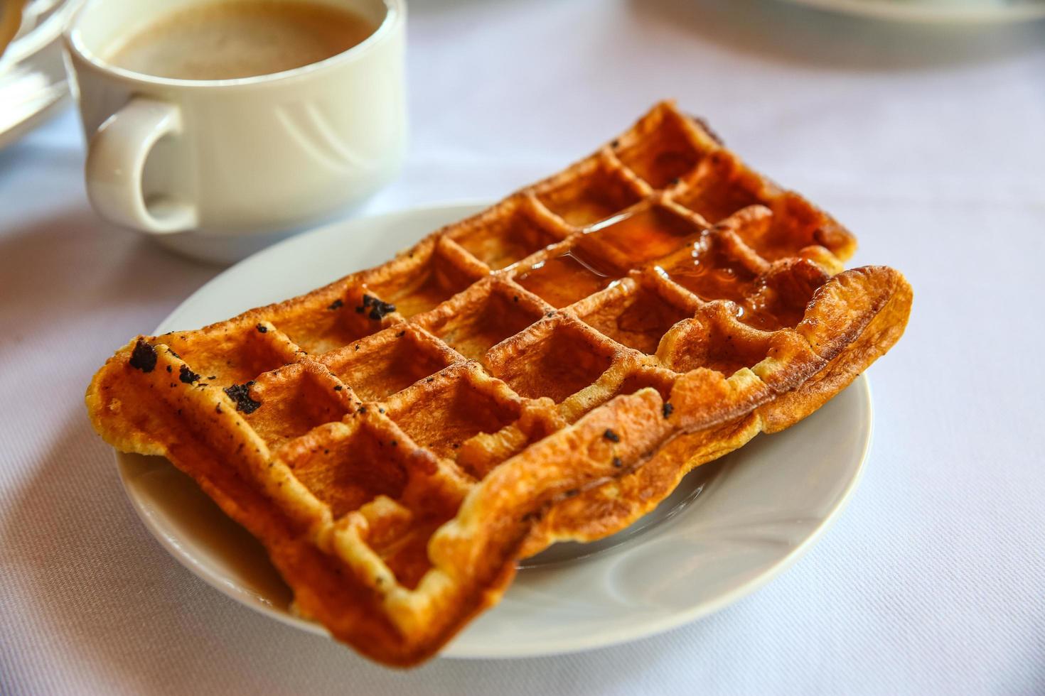 waffle belga no prato foto