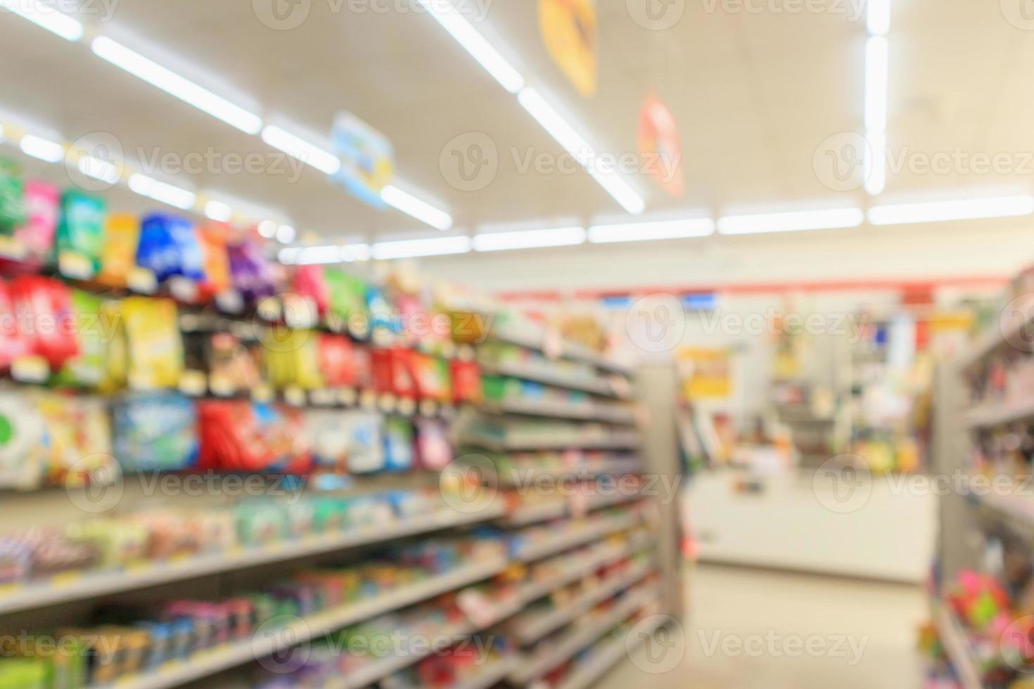 desfoque interior de prateleiras de loja de conveniência para plano de fundo foto