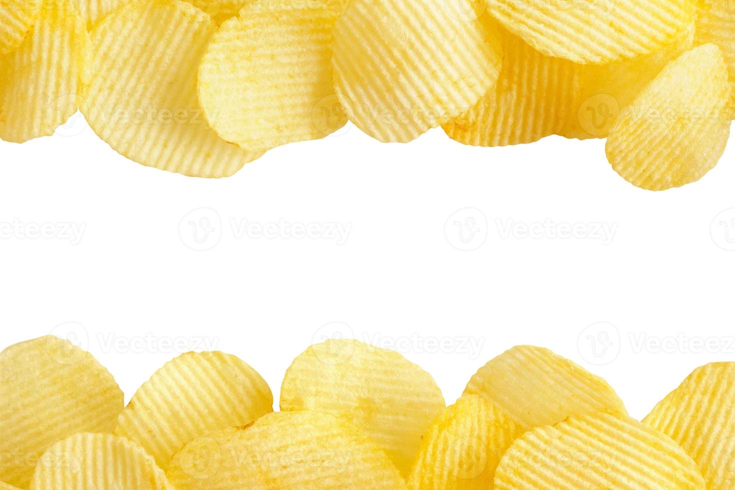 batatas fritas isoladas no fundo branco com traçado de recorte foto