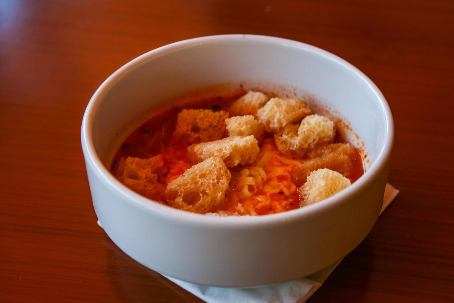 sopa de tomate na tigela foto