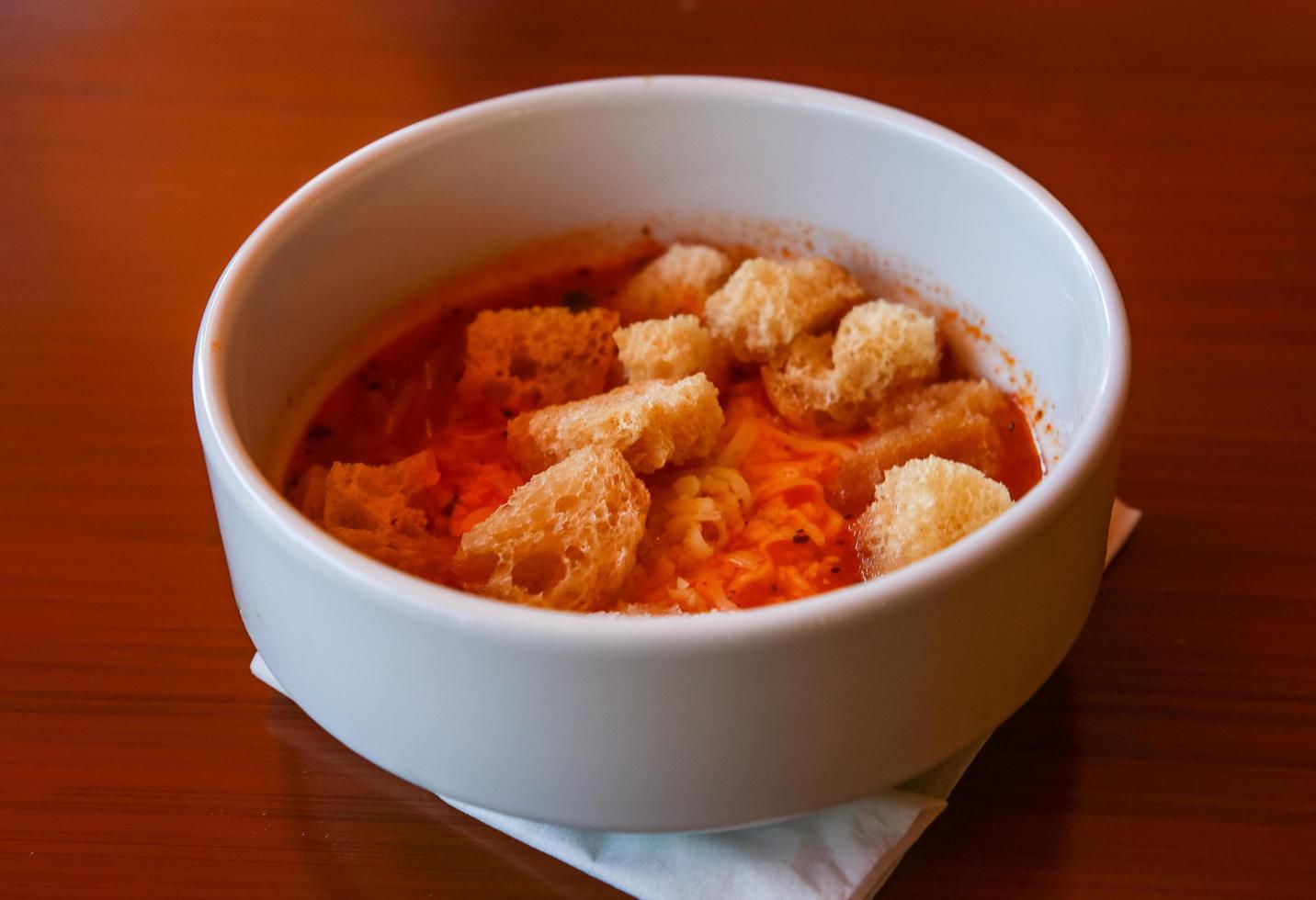 sopa de tomate na tigela foto