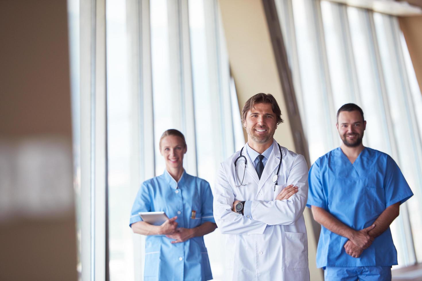 grupo de equipe médica no hospital foto