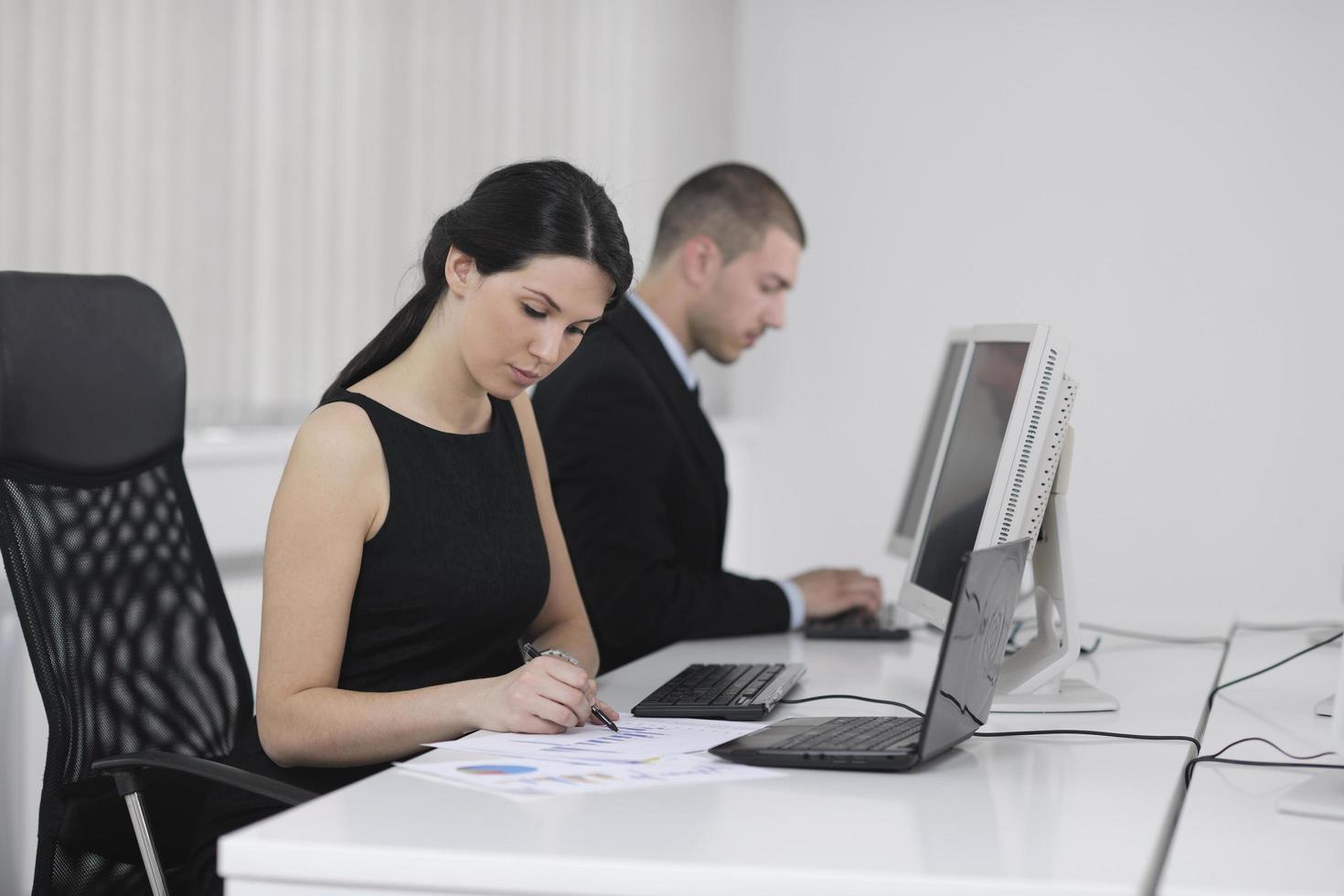 grupo de pessoas de negócios trabalhando no escritório de atendimento ao cliente e help desk foto