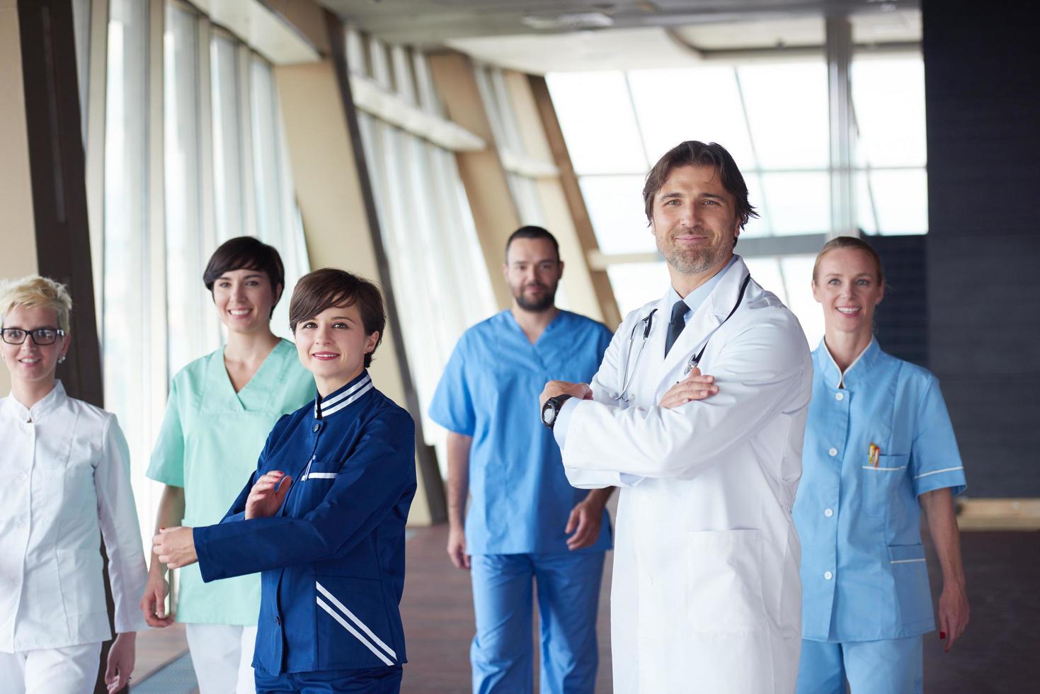 equipe de médicos caminhando foto