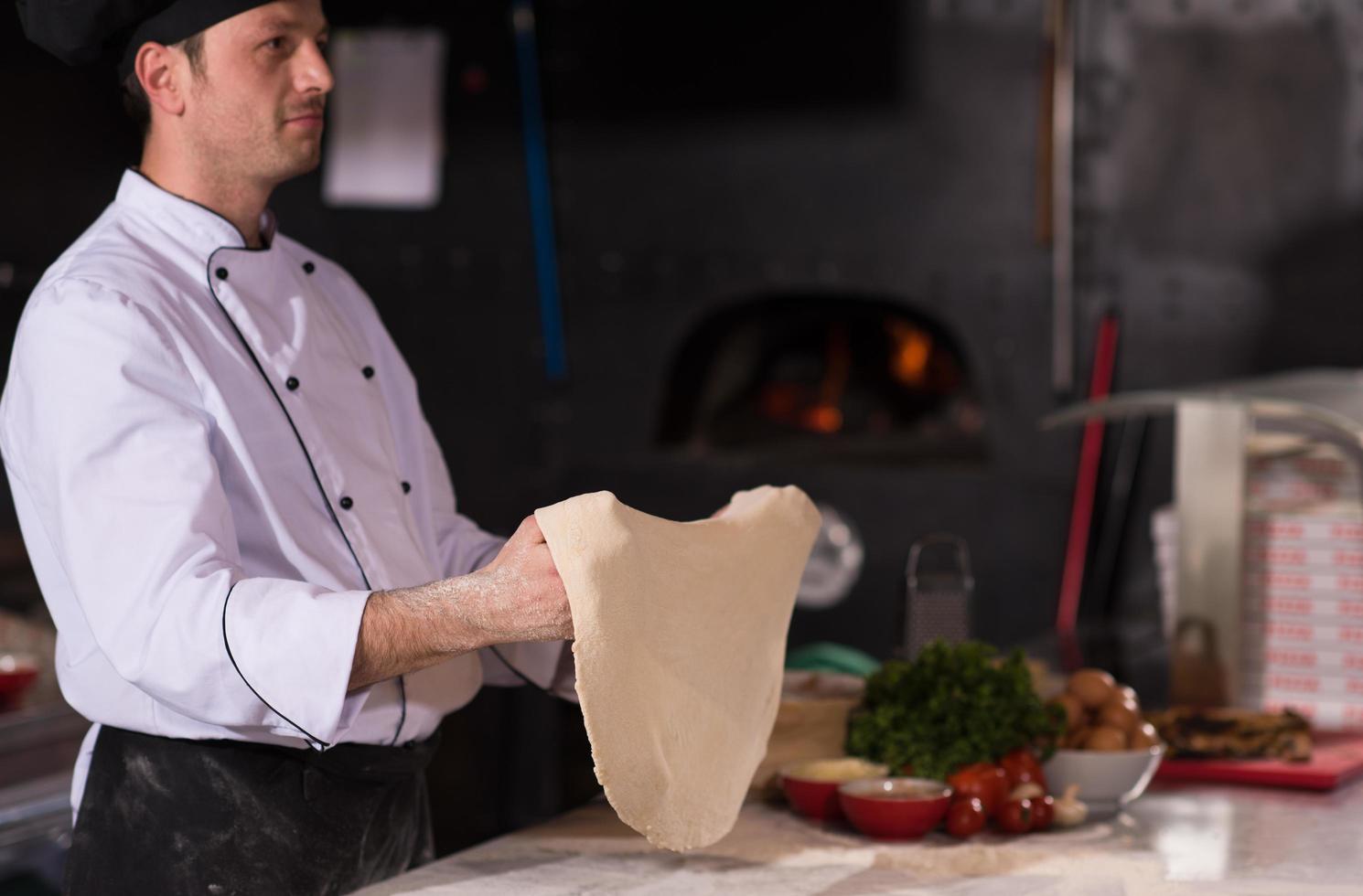 chef vomitando massa de pizza foto