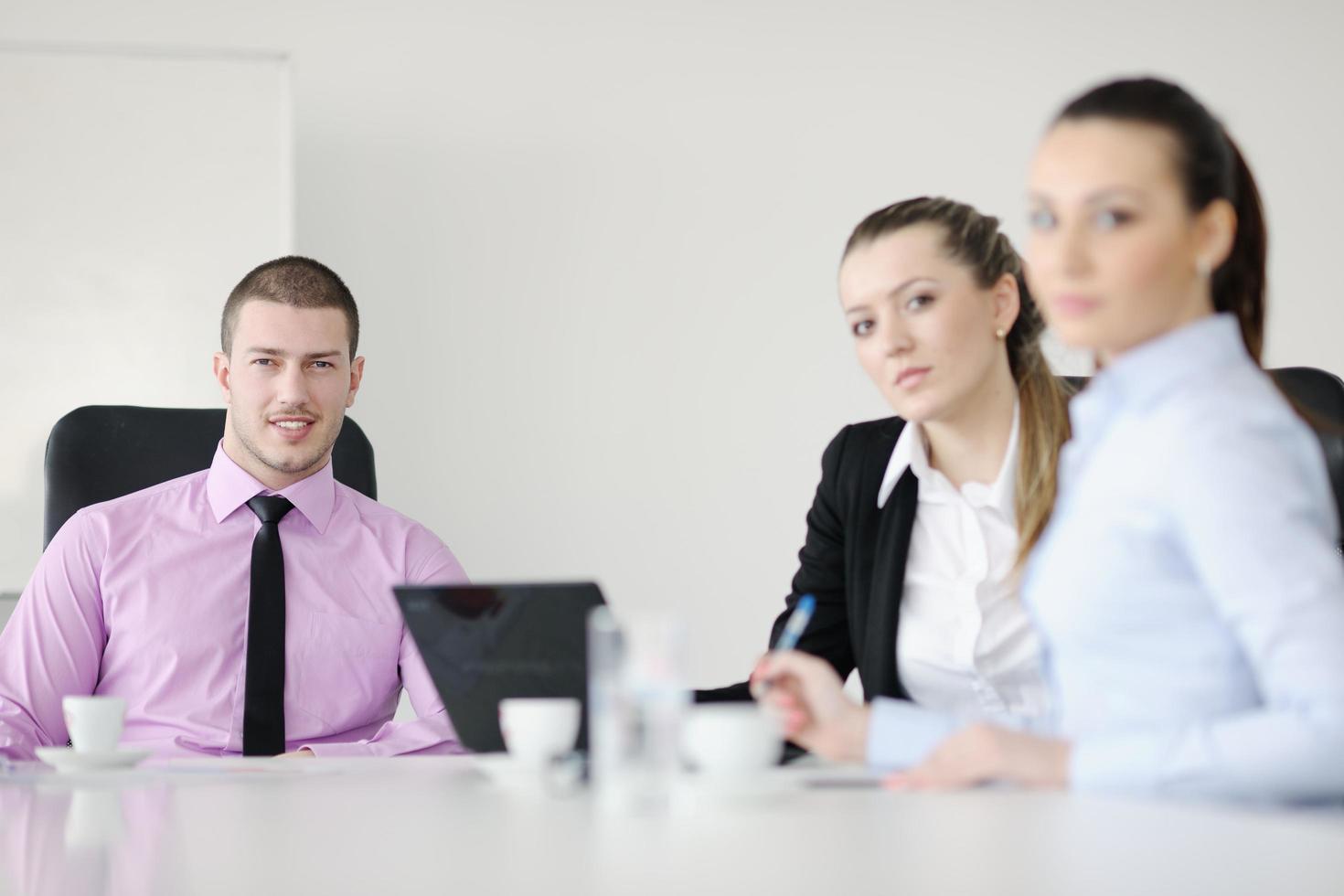 grupo de jovens empresários em reunião foto