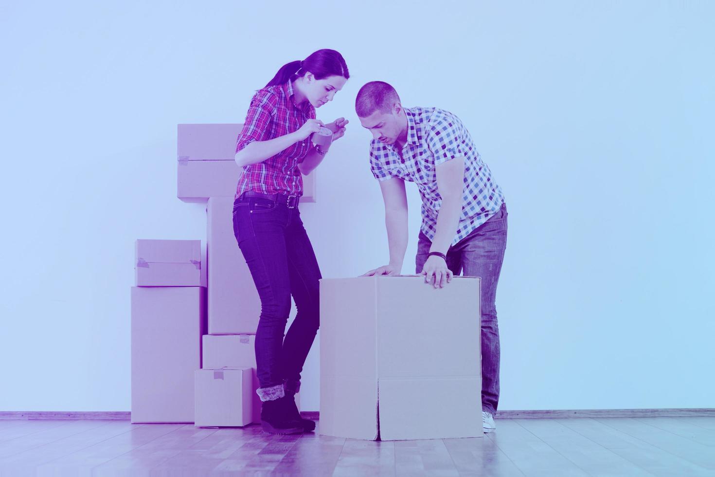 jovem casal se mudando para casa nova foto