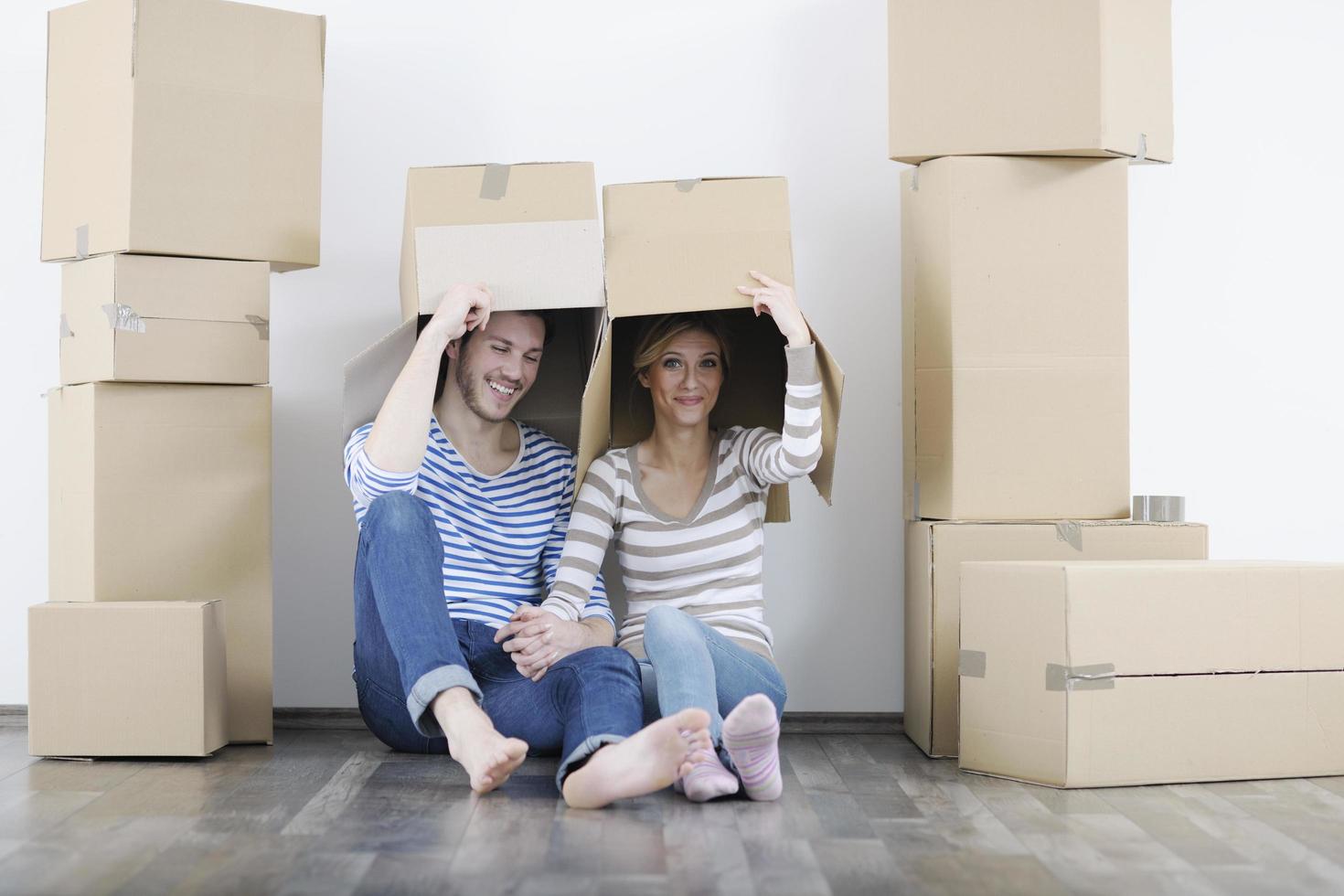 jovem casal se mudando para nova casa foto