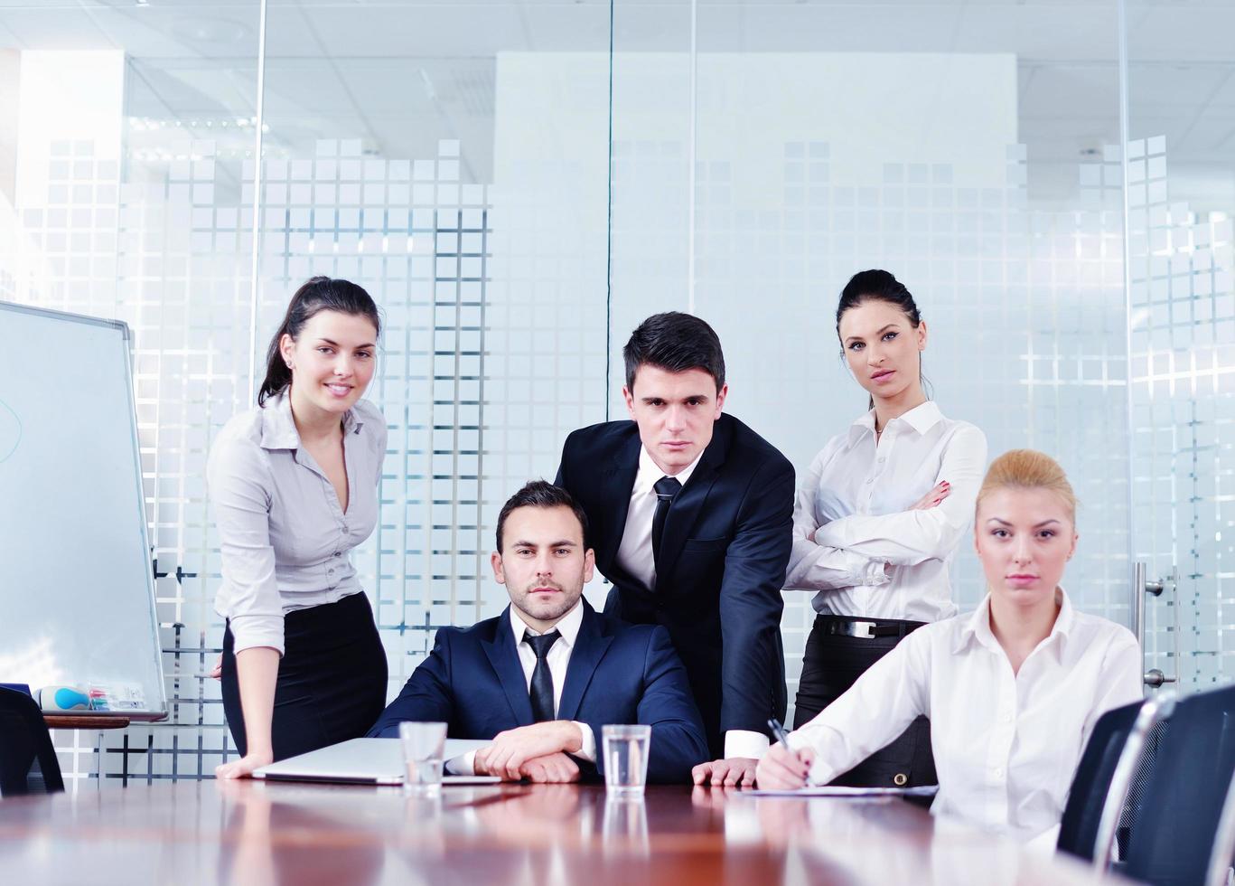 pessoas de negócios em uma reunião no escritório foto