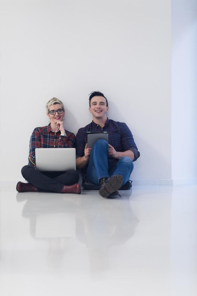 negócio de inicialização, casal trabalhando no computador portátil no escritório foto