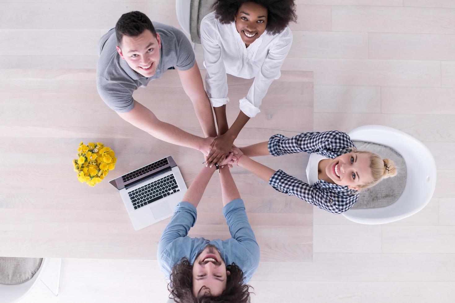 vista superior da equipe de negócios de inicialização multiétnica na reunião foto