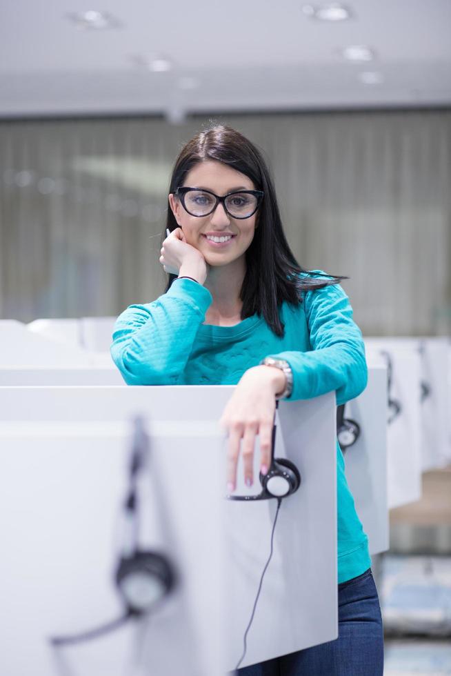 operador de call center feminino fazendo seu trabalho foto