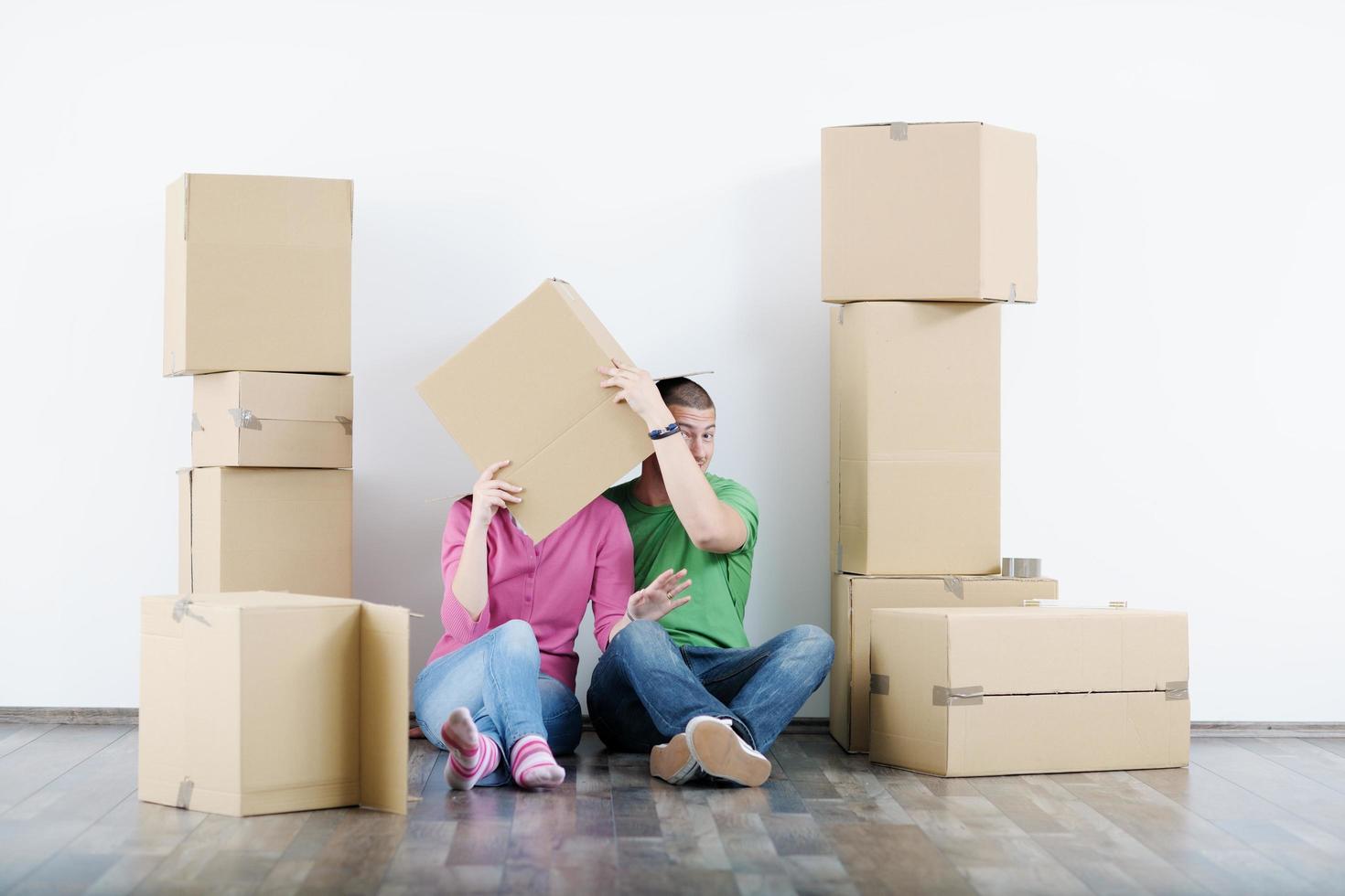 jovem casal se mudando para casa nova foto