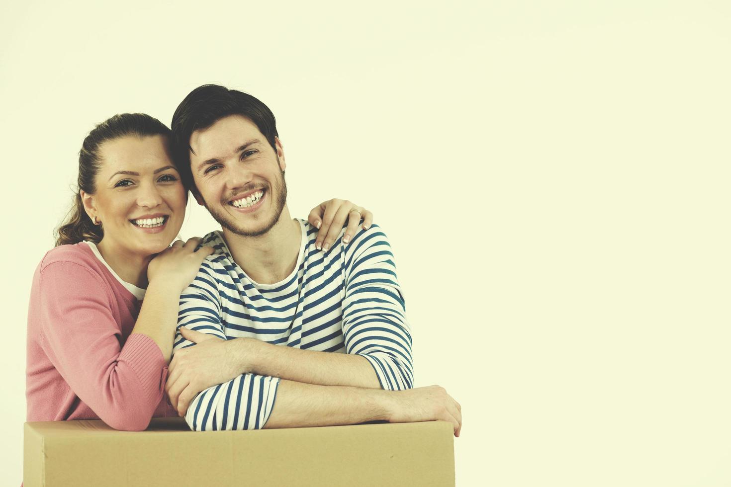 jovem casal se mudando para nova casa foto