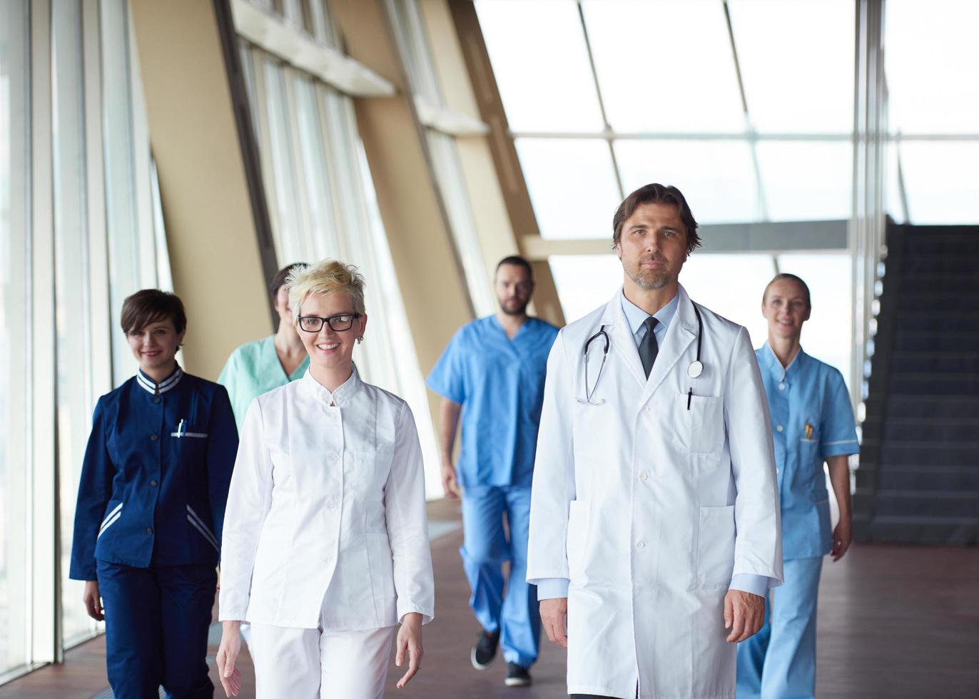 equipe de médicos caminhando foto