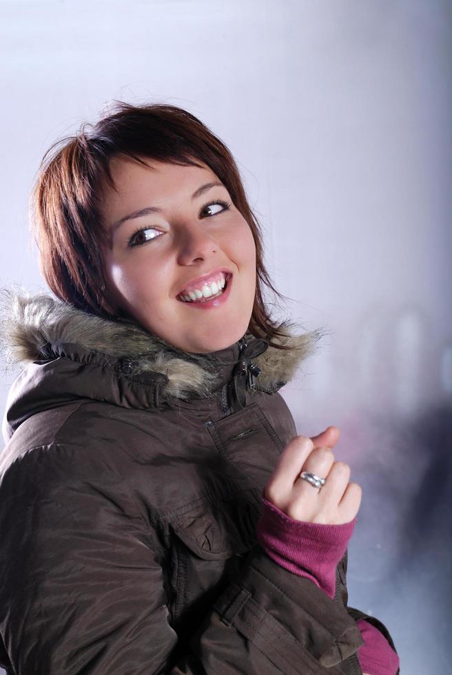 mulher jovem e bonita sorrindo na jaqueta de inverno foto