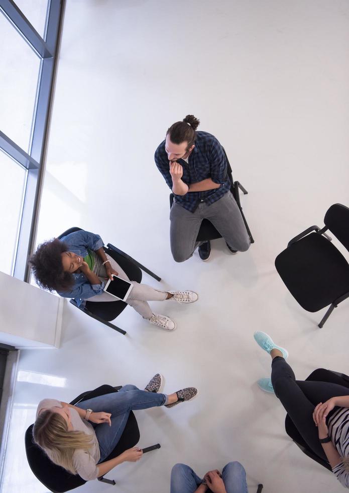 equipe de negócios de inicialização multiétnica na reunião vista superior foto