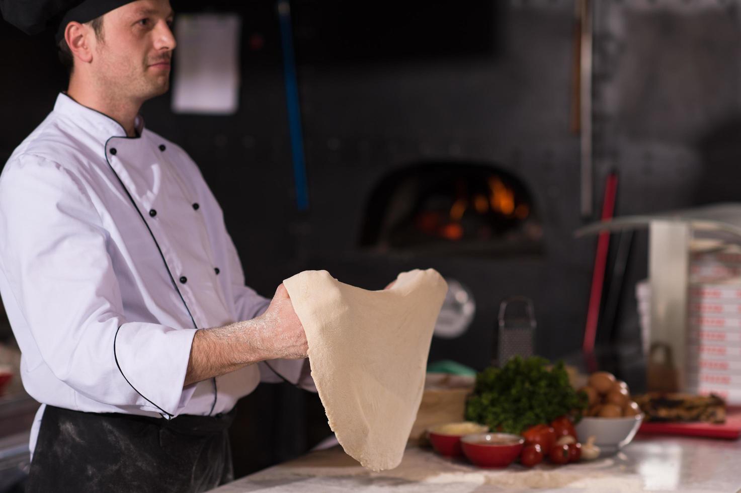 chef vomitando massa de pizza foto