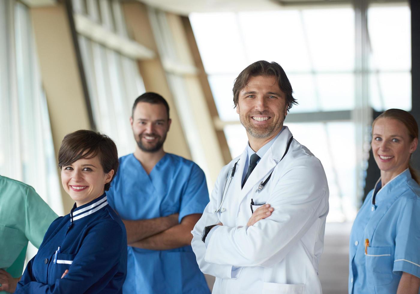 equipe de médicos caminhando foto