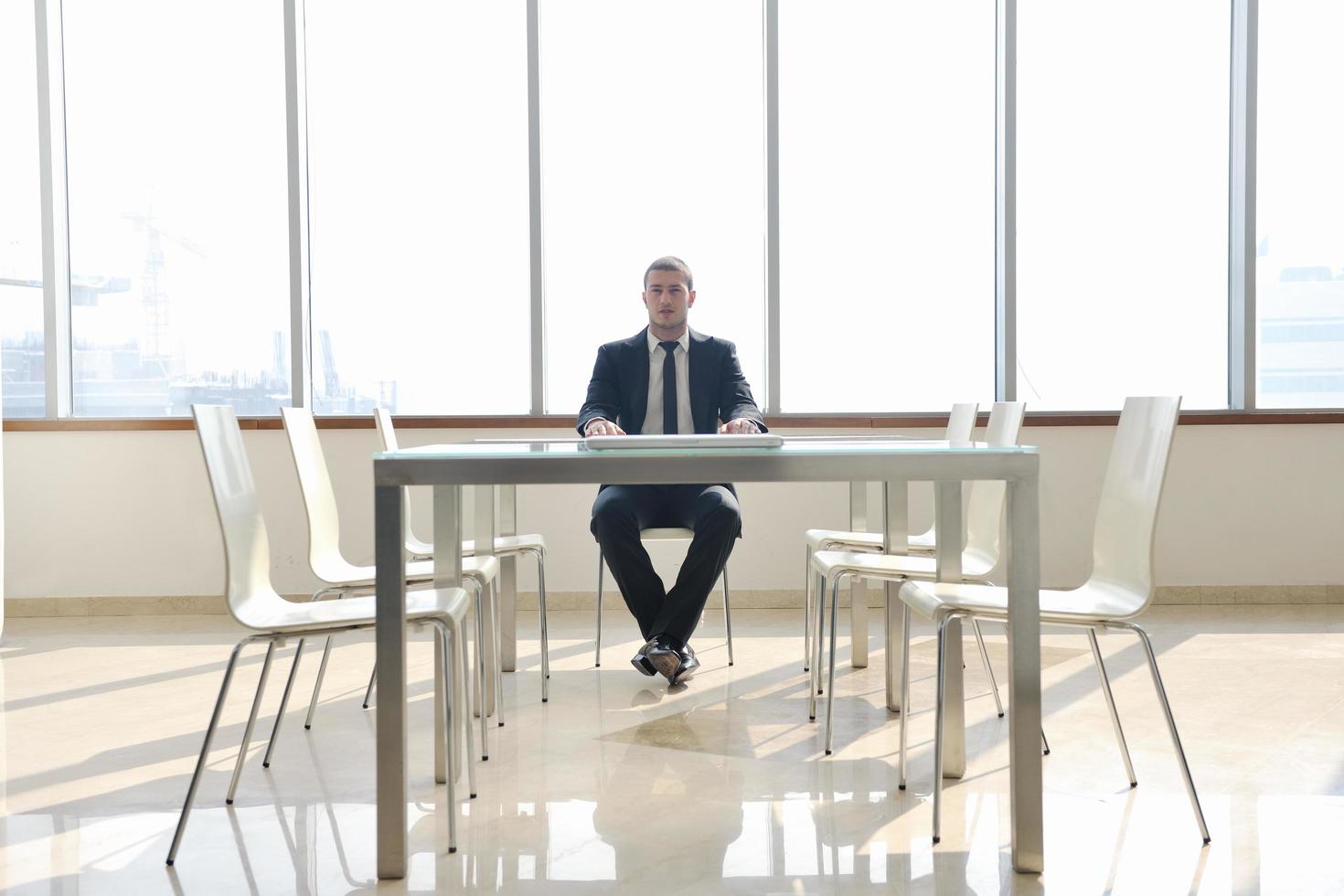 homem de negócios jovem sozinho na sala de conferências foto