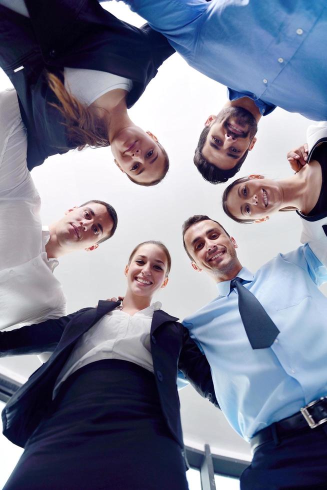 grupo de pessoas de negócios juntando as mãos foto