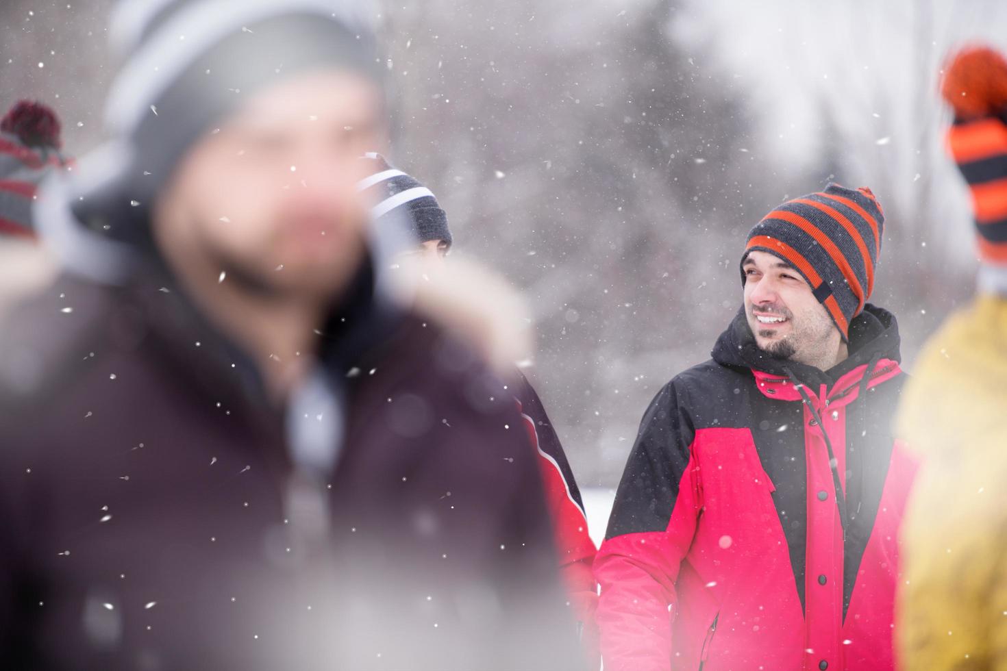 retrato de jovem na bela paisagem de inverno foto