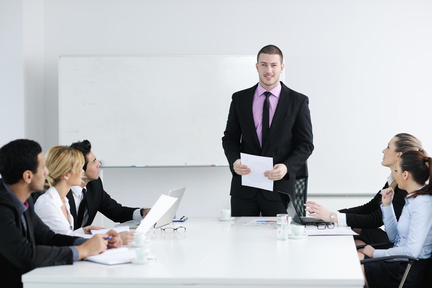 grupo de jovens empresários em reunião foto