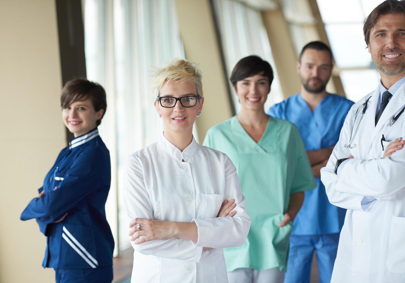 grupo de equipe médica no hospital foto