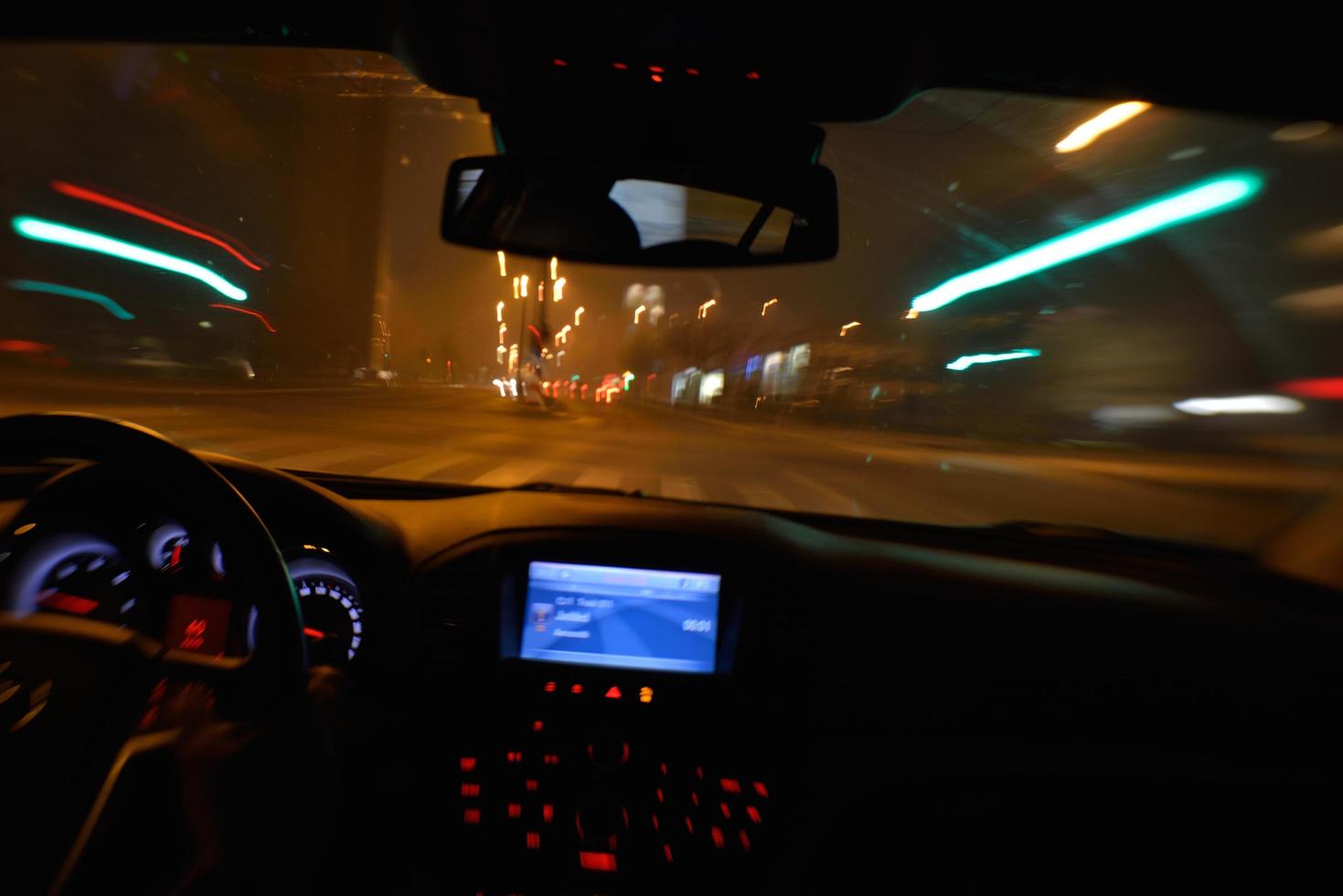 condução noturna de carro foto