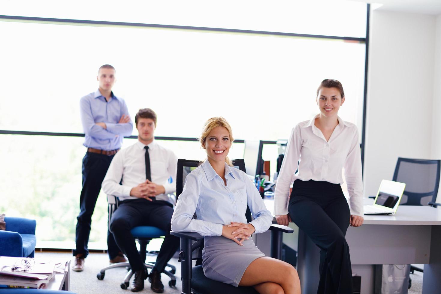 mulher de negócios com sua equipe em segundo plano no escritório foto