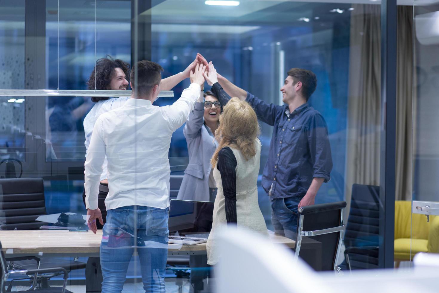 grupo de inicialização de jovens empresários comemorando o sucesso foto