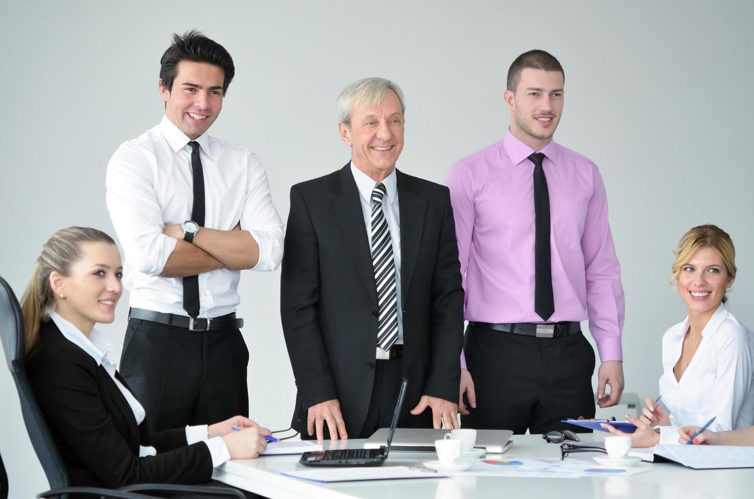 grupo de pessoas de negócios na reunião foto